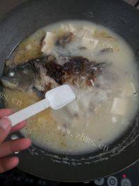 美味的豆腐鲫鱼汤做法图解8)
