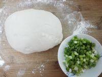 自己做的烫面葱油饼做法图解4)