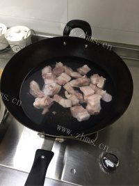美味的猪肉炖茄子豆角土豆做法图解2)