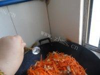 美美厨房之红萝卜炒肉做法图解5)