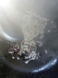 美味的肉末茄汁意面做法图解4)