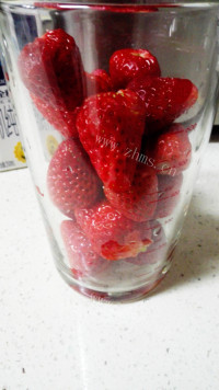 营养丰富的草莓奶昔做法图解2)