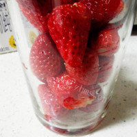 营养丰富的草莓奶昔的做法图解二