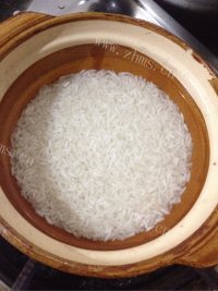 好吃的腊味煲仔饭做法图解2)