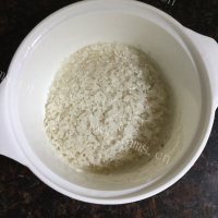 喷香的皮蛋瘦肉粥做法图解4)