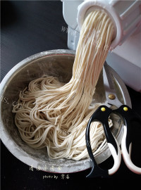 美味的清汤牛肉面做法图解7)