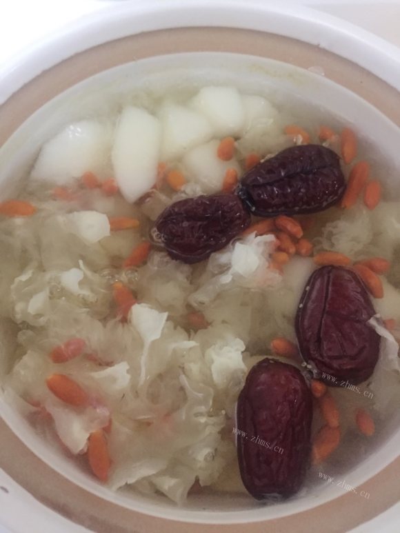 垂涎欲滴的银耳雪梨汤