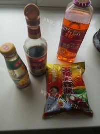 美味的酱炖鲫鱼做法图解2)