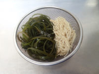 美味的金针菇拌海带丝做法图解5)
