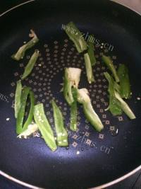 美味的辣炒五香肉做法图解4)
