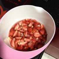 油而不腻的草莓酱的做法图解四