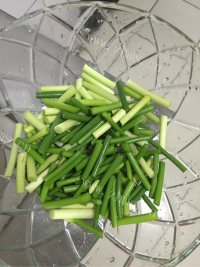 家常菜蒜苗炒香菇做法图解1)