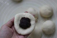 美味的熊猫豆沙包做法图解6)