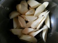 可口的茭白笋煸肉做法图解3)
