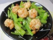 家常菜虾仁炒芹菜