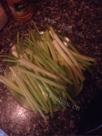 简易的香芹炒豆干做法图解3)