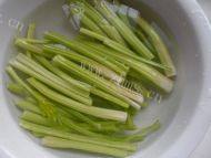 木耳炒芹菜自制做法图解1)