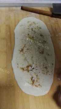 香喷喷的家常葱油饼做法图解4)