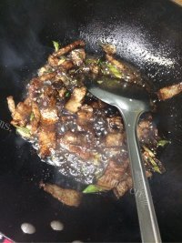 色香味浓的蘑菇炒肉做法图解4)