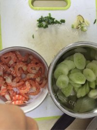 家常菜黄瓜炒虾仁做法图解1)
