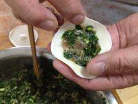 外婆教我做韭菜肉饺子做法图解8)