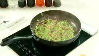 家常菜香菇炒豌豆做法图解3)