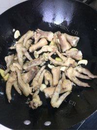 回味无穷的红烧鸡爪做法图解5)
