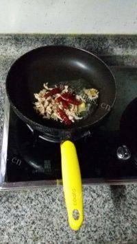 茶树菇炒肉丝做法图解2)
