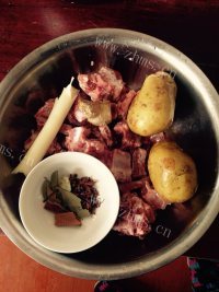 芳香四溢的红烧土豆排骨做法图解1)