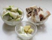 家常菜萝卜炖腊肉做法图解1)