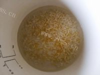 养胃的菠菜猪蹄小米粥做法图解4)