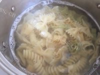 改良海鲜土豆意面披萨做法图解2)