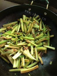 玉盘珍馐的芹菜炒肉做法图解5)