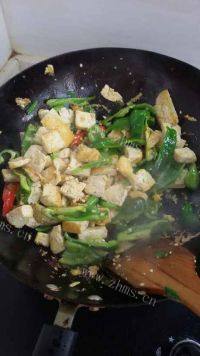 家常菜青椒豆腐做法图解3)