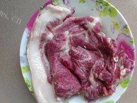 色泽不错的猪肉炒莲藕做法图解2)