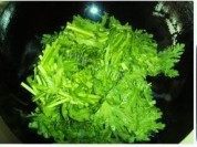 家常菜肉丝炒茼蒿做法图解9)
