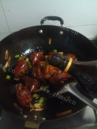 好吃不腻的黄豆焖猪蹄做法图解9)
