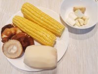 美味的莲藕玉米排骨汤做法图解2)