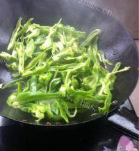 自制青椒炒腊肉做法图解6)