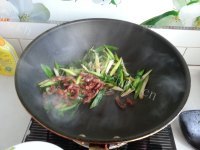 家常菜腊肠炒青蒜做法图解8)