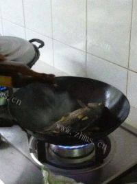 美味苹果鲫鱼汤做法图解8)