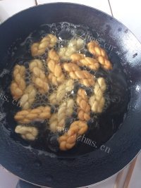 美味的鸡蛋小麻花做法图解5)