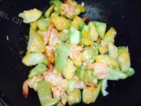 色香味俱全的虾仁炒丝瓜做法图解8)