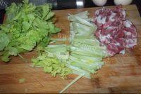 家常菜芹菜炒肉片做法图解1)