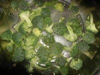 口感好的西兰花炒肉片做法图解3)
