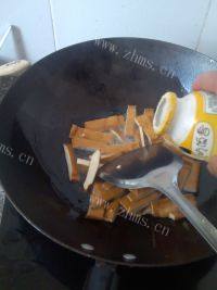 美味的豆干炒韭菜做法图解4)