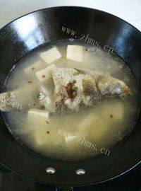 美味的豆腐鲫鱼汤做法图解8)