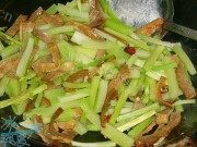 豆干炒芹菜做法图解4)