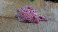 家常菜茼蒿炒肉丝做法图解2)