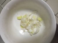 家常菜蒜苗炒香菇做法图解4)